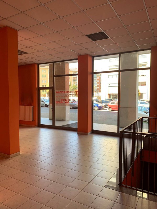 locale commerciale in vendita a Torino in zona Lucento