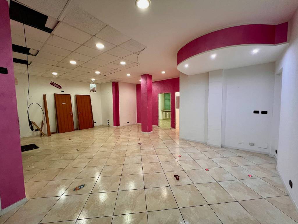 negozio in vendita a Torino in zona Borgata Vittoria