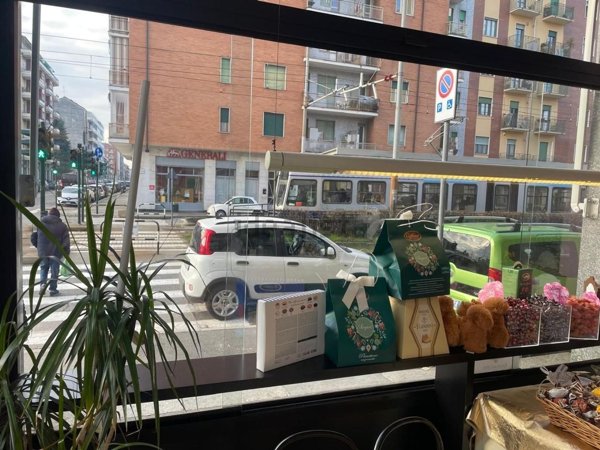 locale commerciale in vendita a Torino in zona Madonna di Campagna