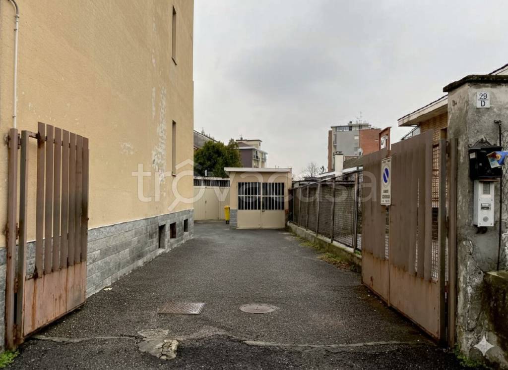 locale di sgombero in vendita a Torino in zona Mirafiori Sud