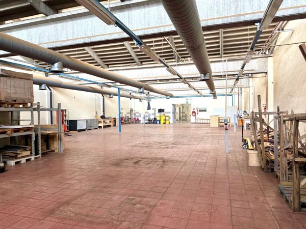 capannone in vendita a Torino in zona Lucento