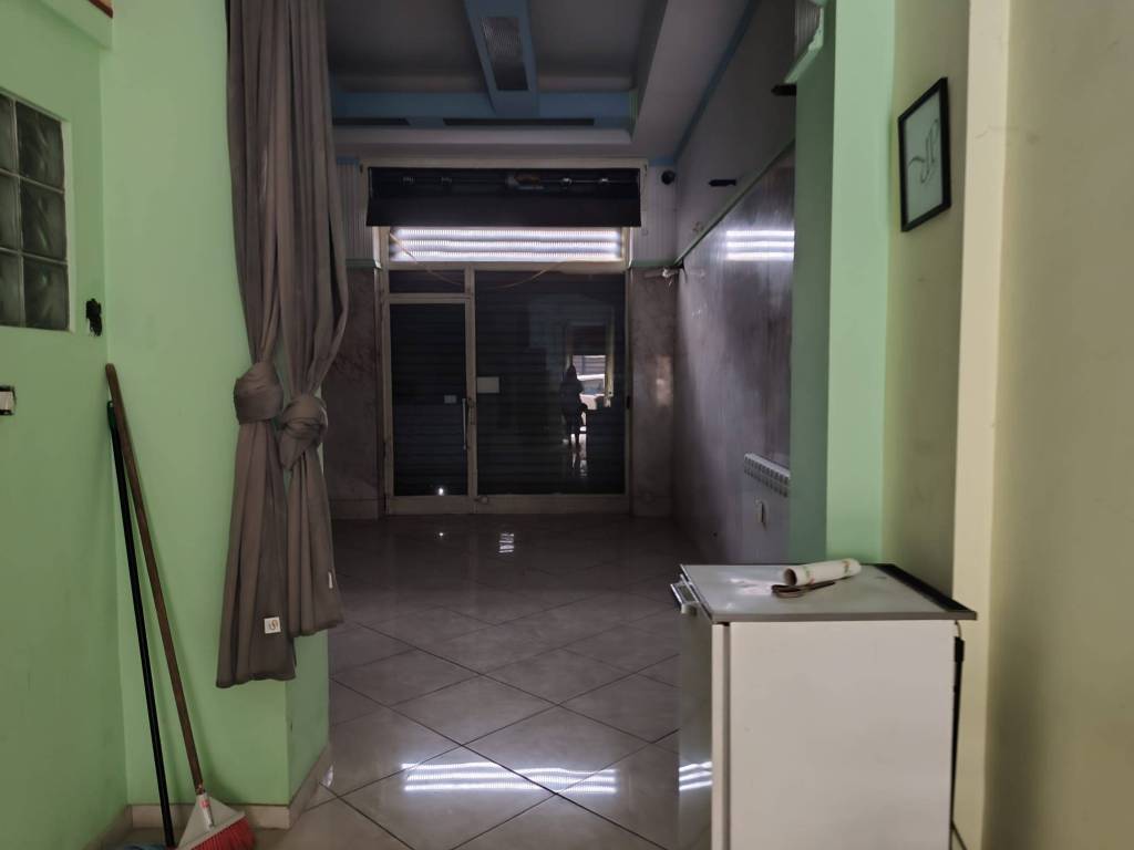 negozio in vendita a Torino in zona Mirafiori Sud