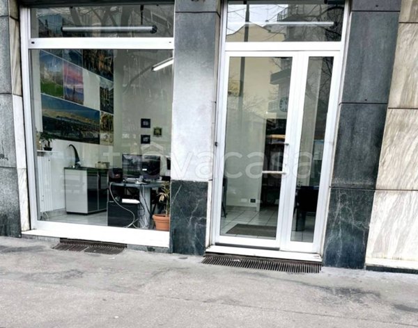 negozio in vendita a Torino in zona Mirafiori Nord