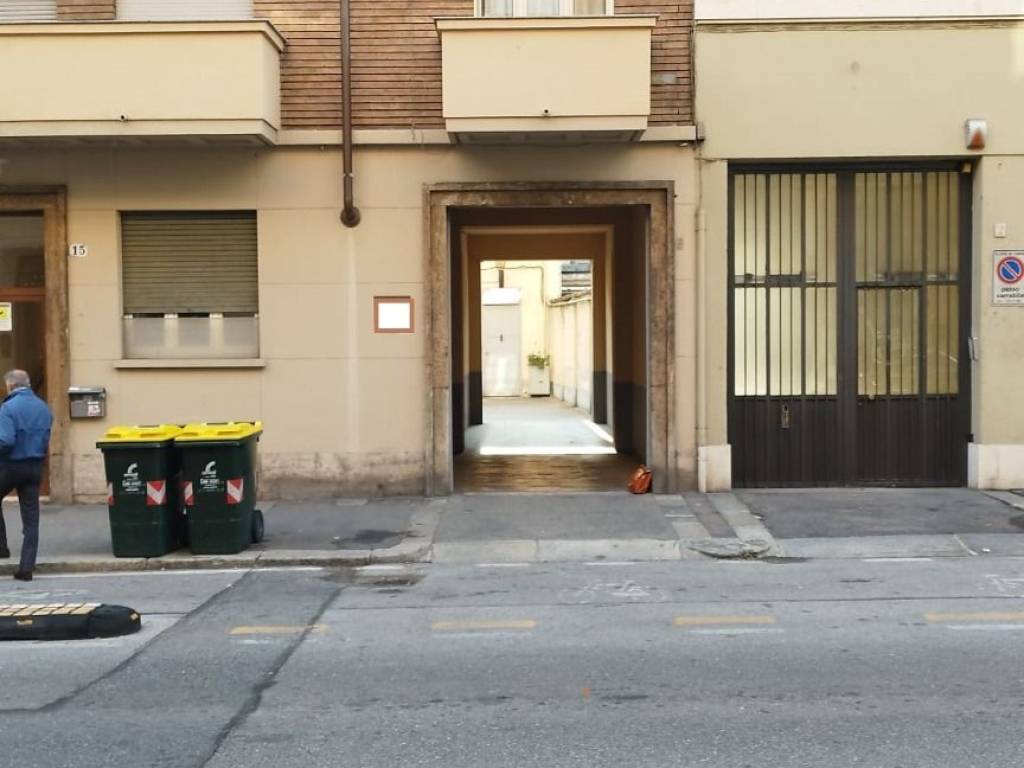 locale commerciale in vendita a Torino in zona Mirafiori Nord