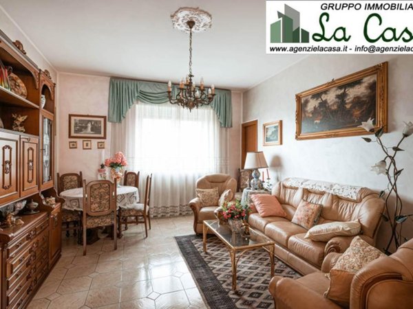 negozio in vendita a Torino in zona Mirafiori Sud