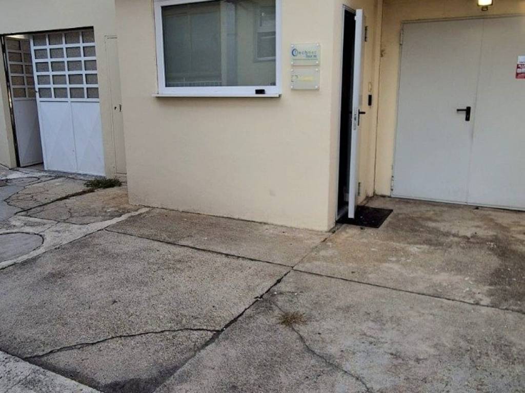 locale commerciale in vendita a Torino in zona Mirafiori Sud