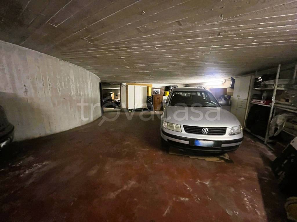 locale commerciale in vendita a Torino in zona Borgata Vittoria