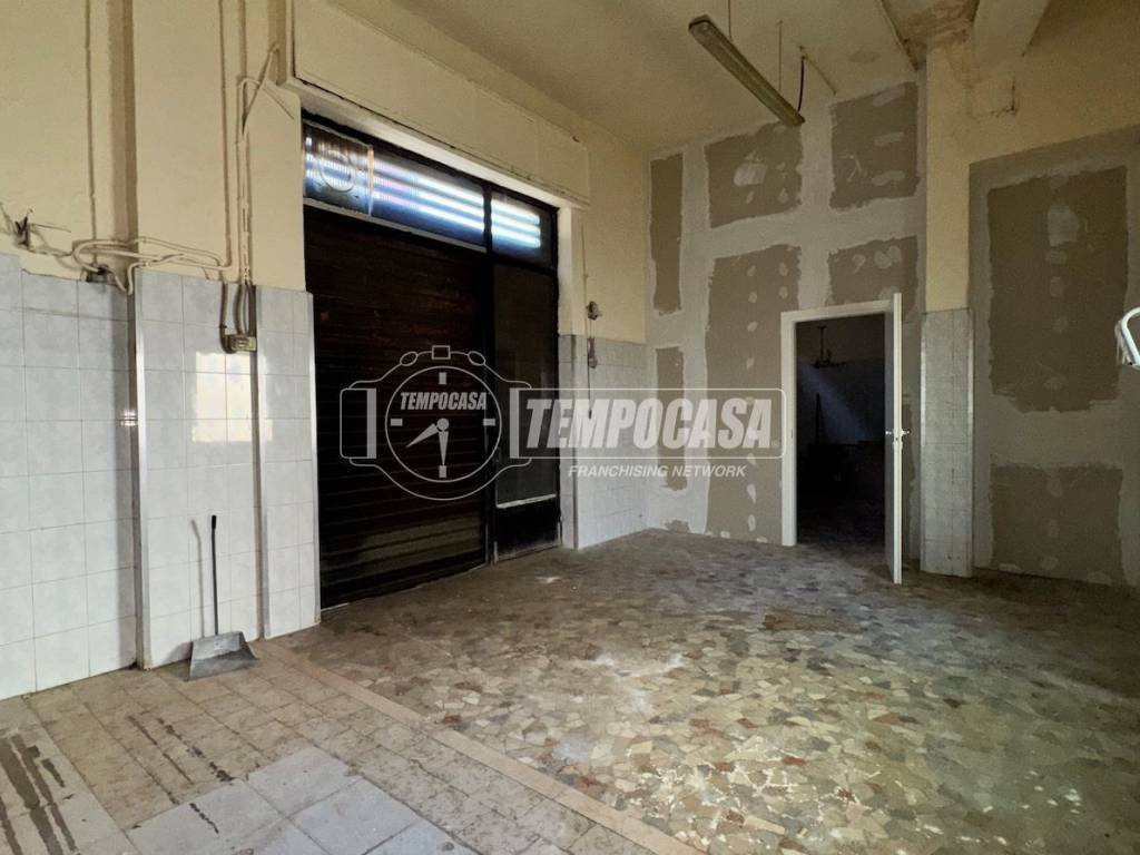negozio in vendita a Torino in zona Mirafiori Sud