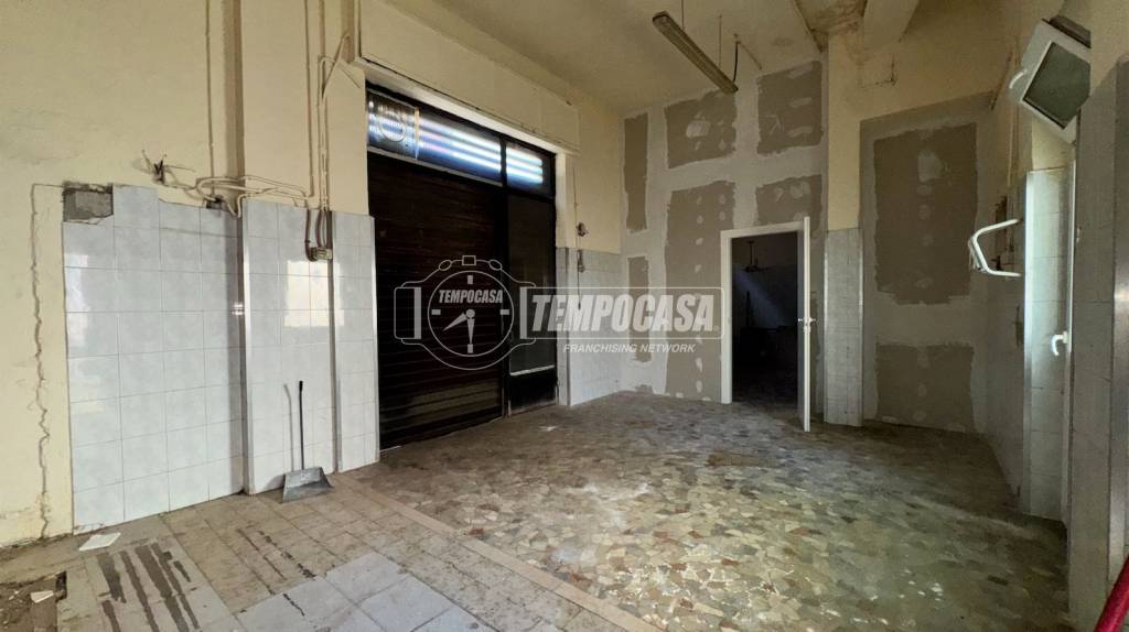 negozio in vendita a Torino in zona Mirafiori Sud