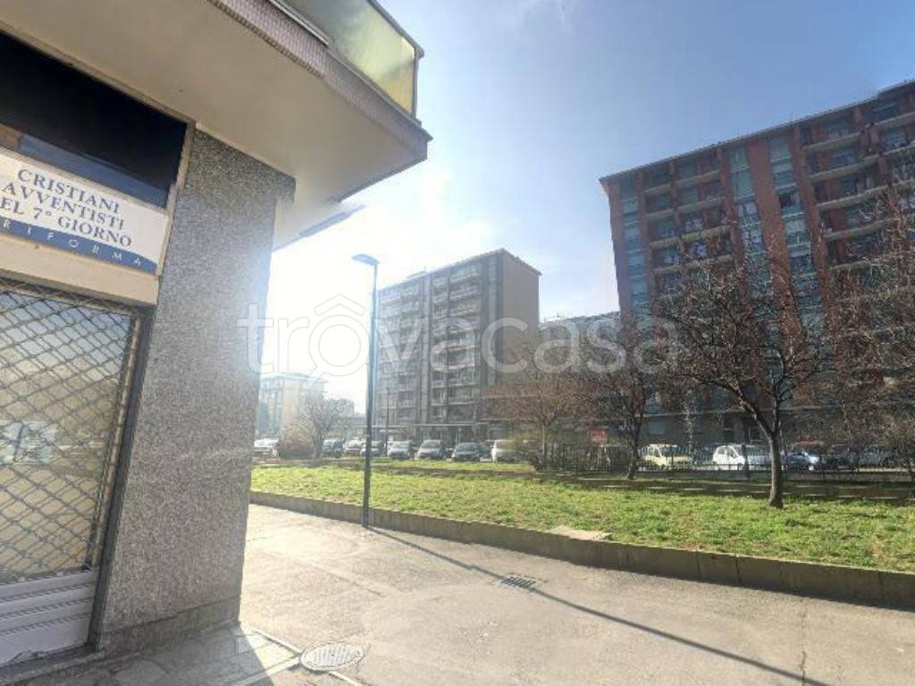 negozio in vendita a Torino in zona Mirafiori Sud