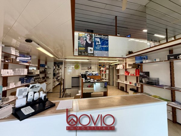 negozio in vendita a Torino in zona Barca