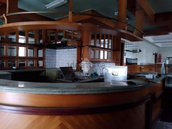 negozio in vendita a Torino in zona Lingotto