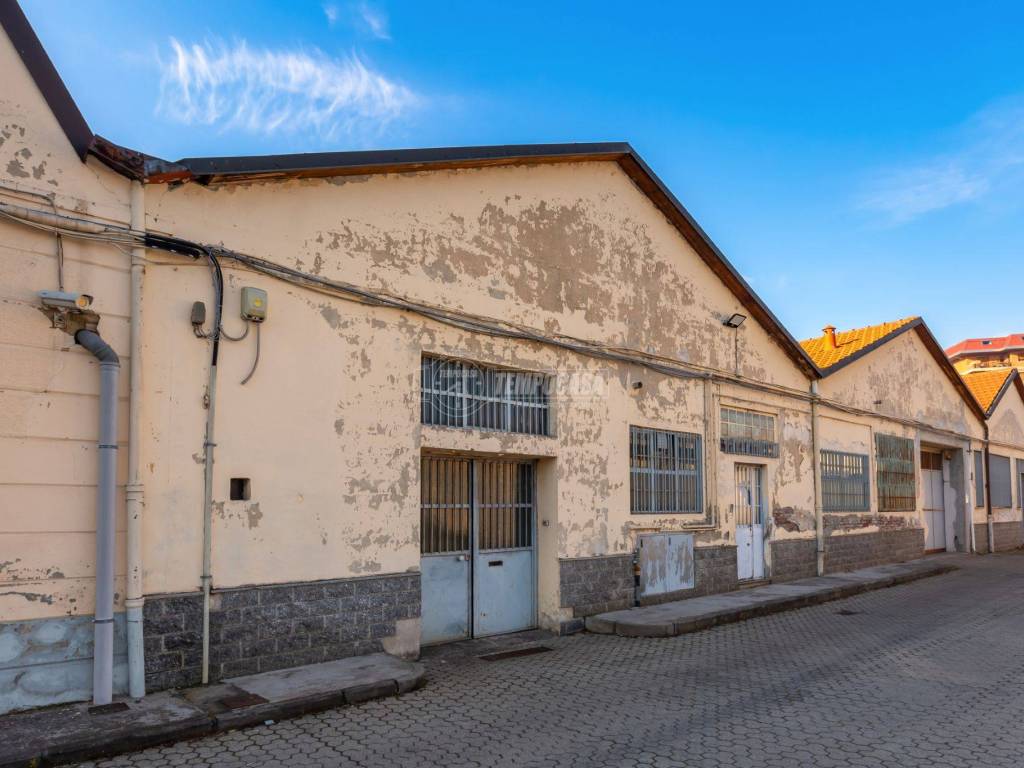 locale commerciale in vendita a Torino in zona Lucento