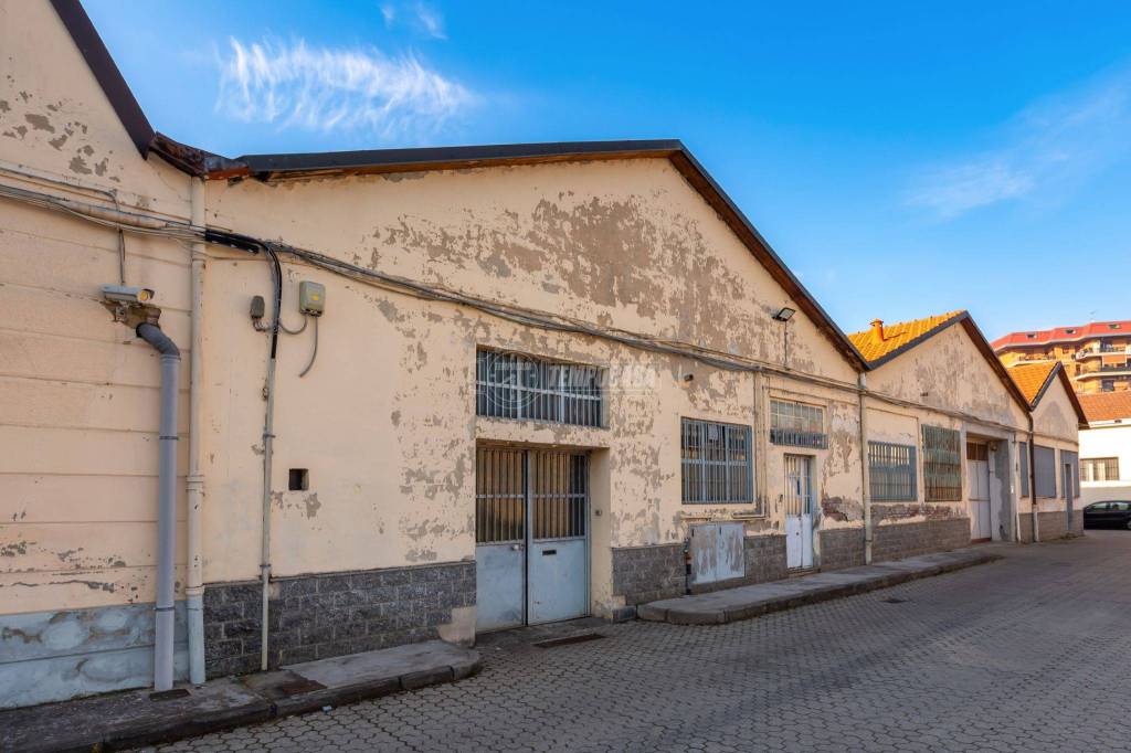 locale commerciale in vendita a Torino in zona Lucento