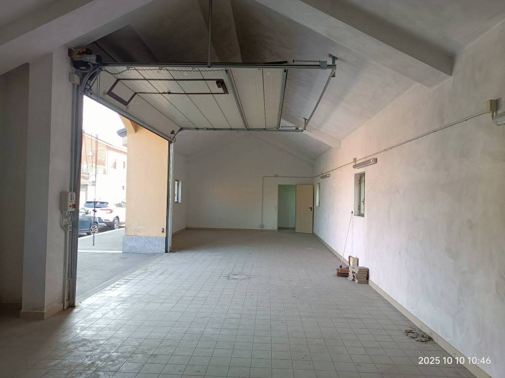 locale commerciale in vendita a Torino in zona Madonna di Campagna