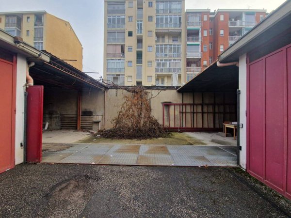 locale commerciale in vendita a Torino in zona Santa Rita