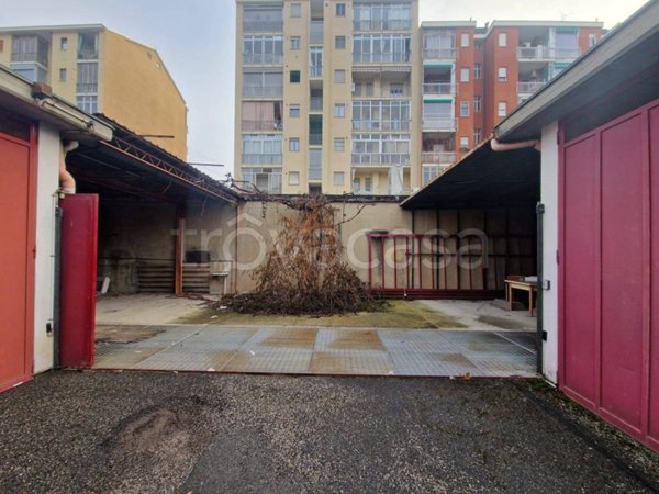 locale commerciale in vendita a Torino in zona Santa Rita