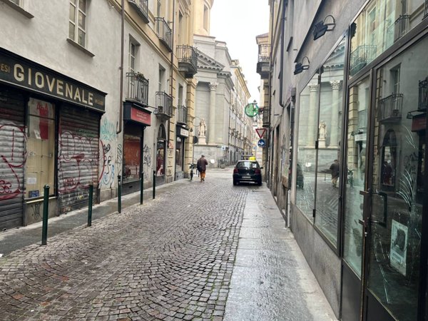 locale commerciale in vendita a Torino in zona Centro Storico