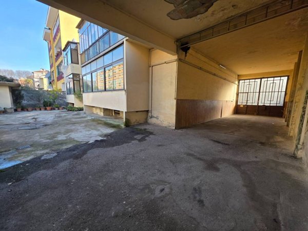 locale commerciale in vendita a Torino in zona Vanchiglia