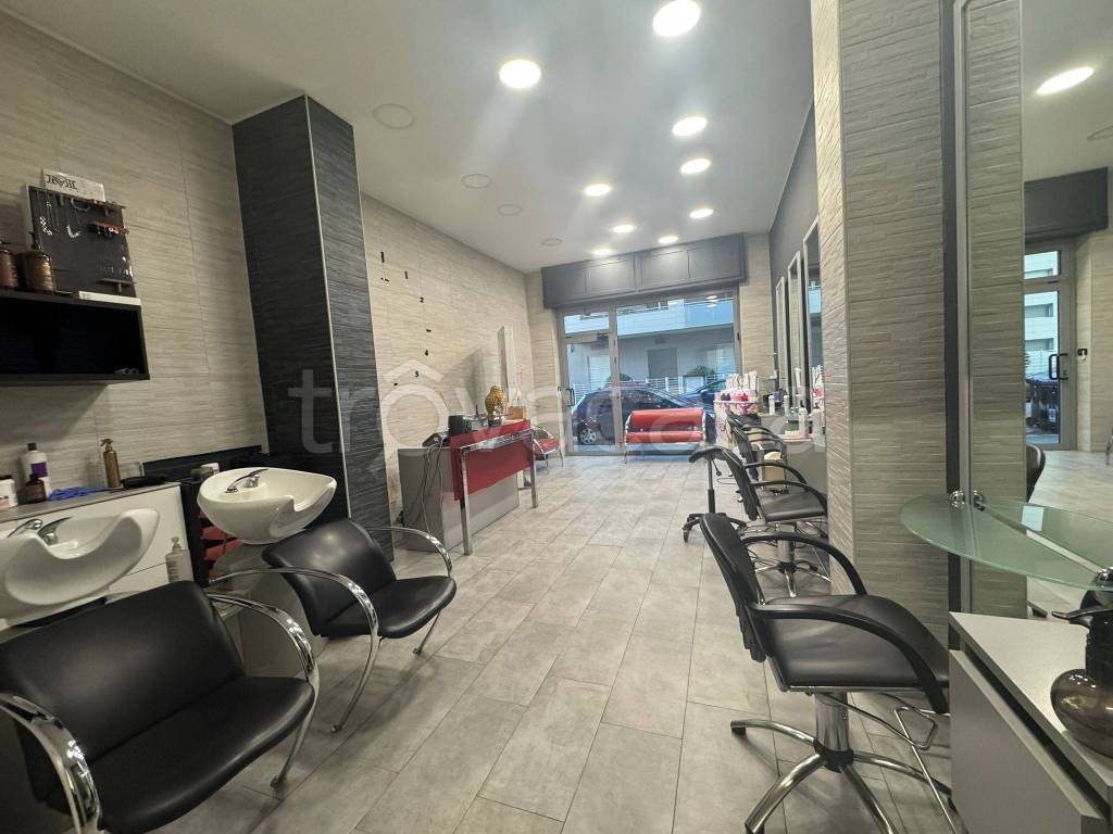 negozio in vendita a Torino in zona Lingotto