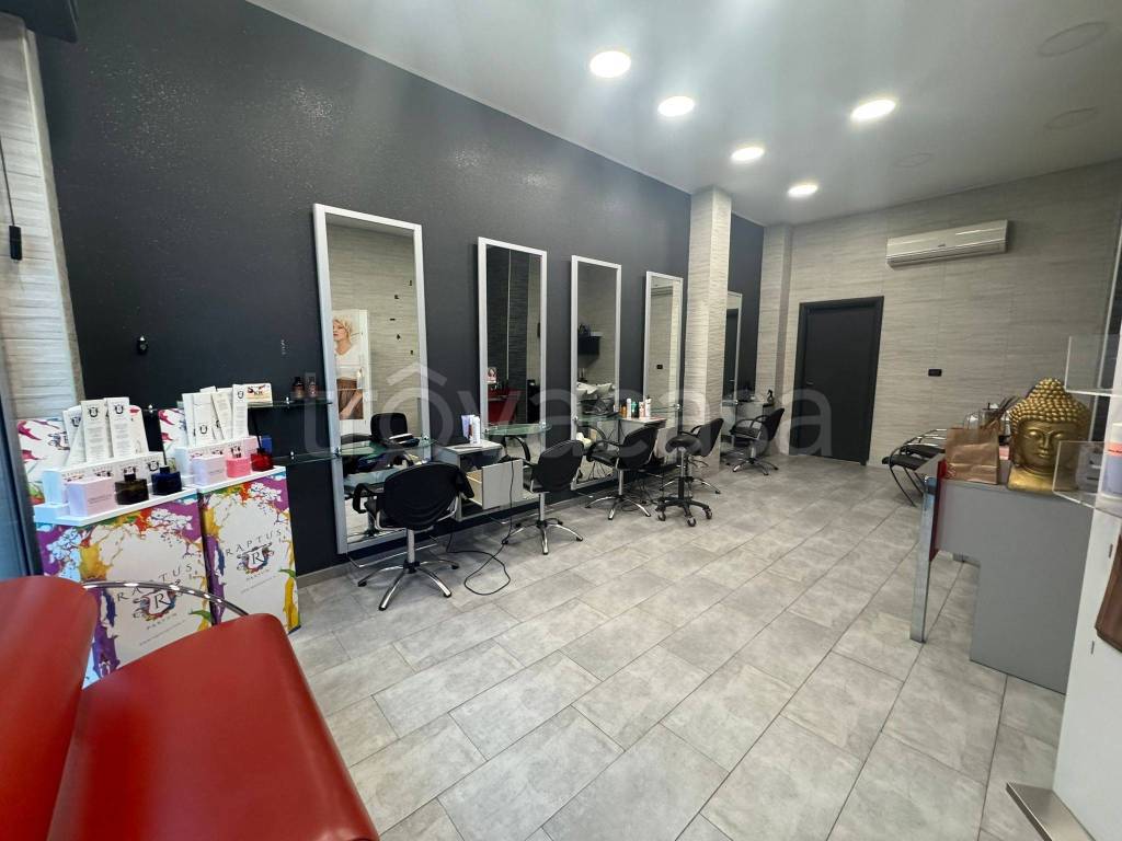 negozio in vendita a Torino in zona Lingotto