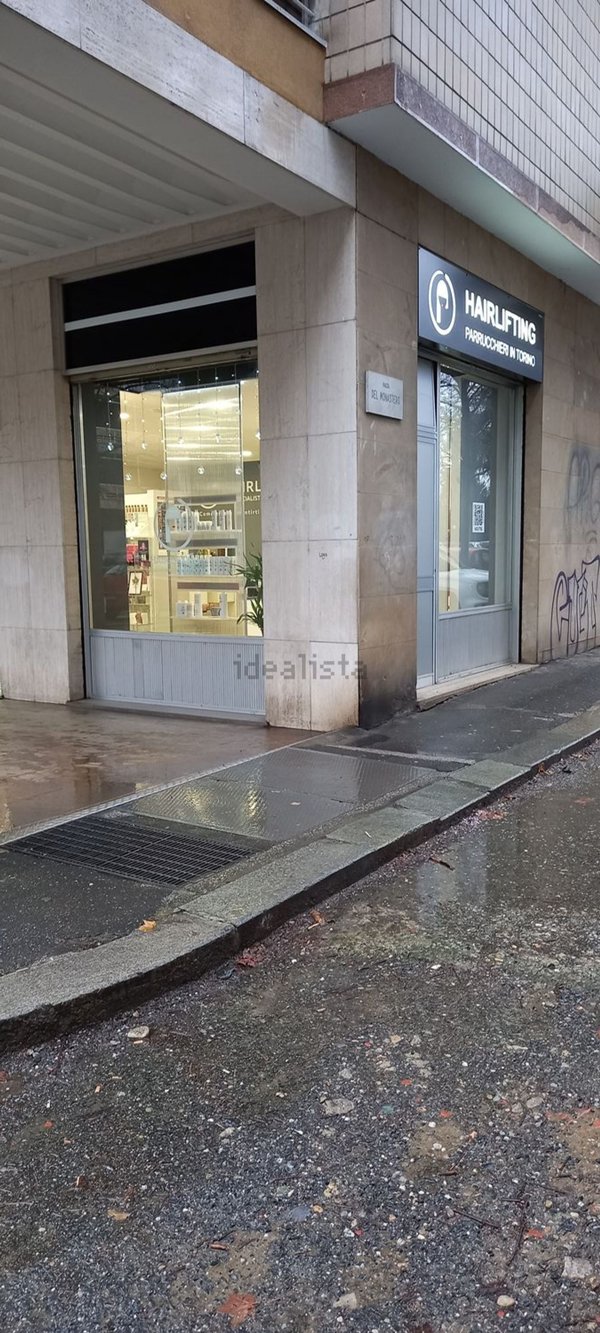 negozio in vendita a Torino in zona Parella