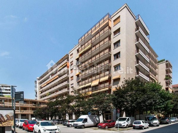 negozio in vendita a Torino in zona Parella