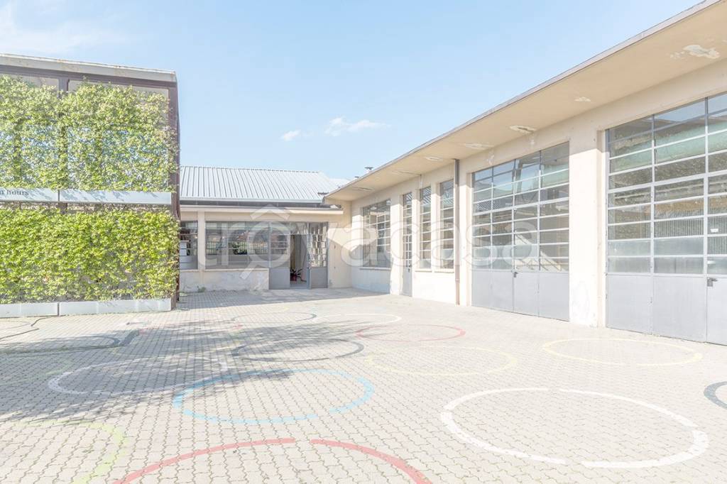 capannone in vendita a Torino in zona Barriera di Milano