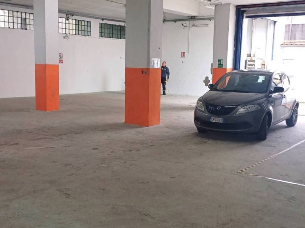 locale commerciale in vendita a Torino in zona Pozzo Strada