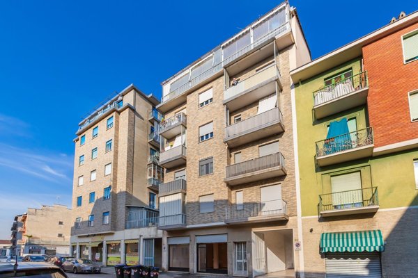 locale commerciale in vendita a Torino in zona Lucento