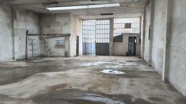 negozio in vendita a Torino in zona Mirafiori Sud