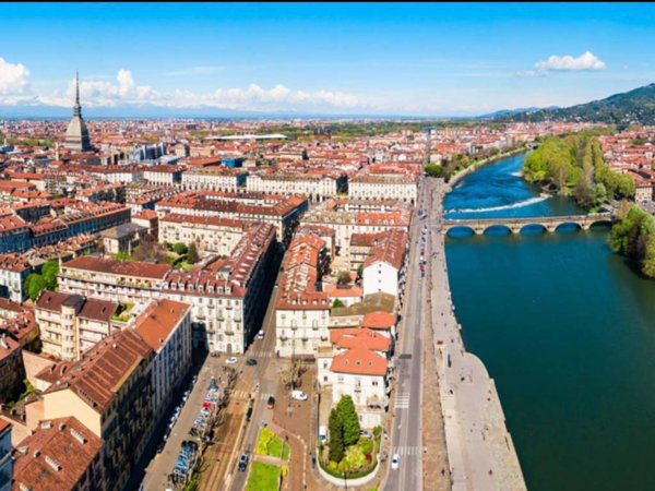 locale commerciale in vendita a Torino in zona Vanchiglia