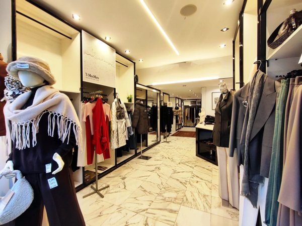 locale commerciale in vendita a Torino in zona Cit Turin