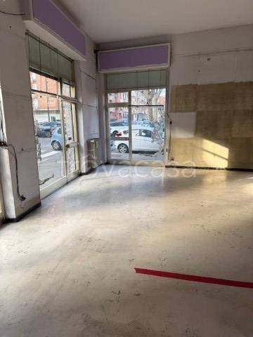 negozio in vendita a Torino in zona Parella