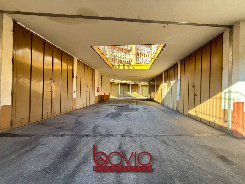 locale commerciale in vendita a Torino in zona Vanchiglia