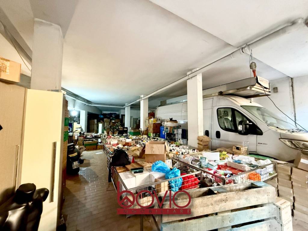 locale commerciale in vendita a Torino in zona Vanchiglia
