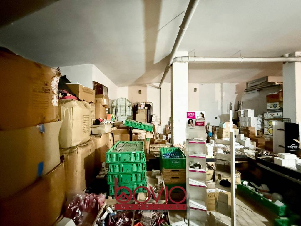 locale commerciale in vendita a Torino in zona Vanchiglia