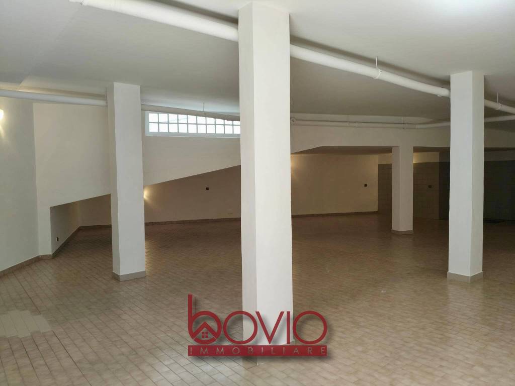 locale commerciale in vendita a Torino in zona Vanchiglia