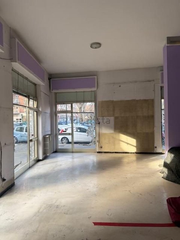 locale commerciale in vendita a Torino in zona Parella