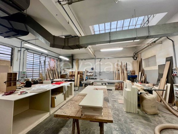 locale commerciale in vendita a Torino in zona Barca