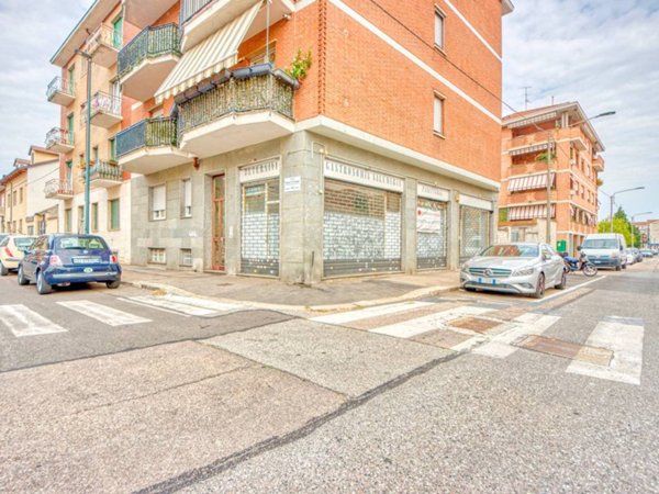 negozio in vendita a Torino in zona Parella