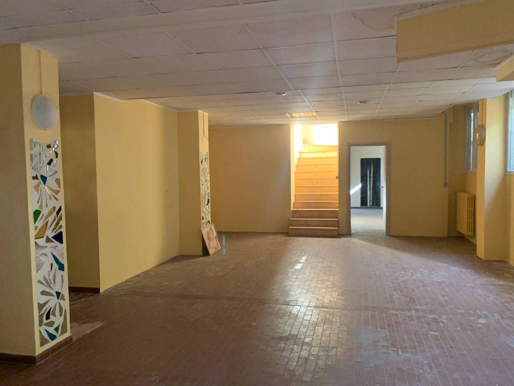 negozio in vendita a Torino in zona Mirafiori Sud