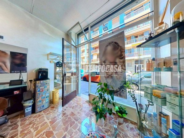 negozio in vendita a Torino in zona Borgata Vittoria