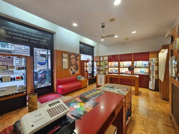 negozio in vendita a Torino in zona Parella