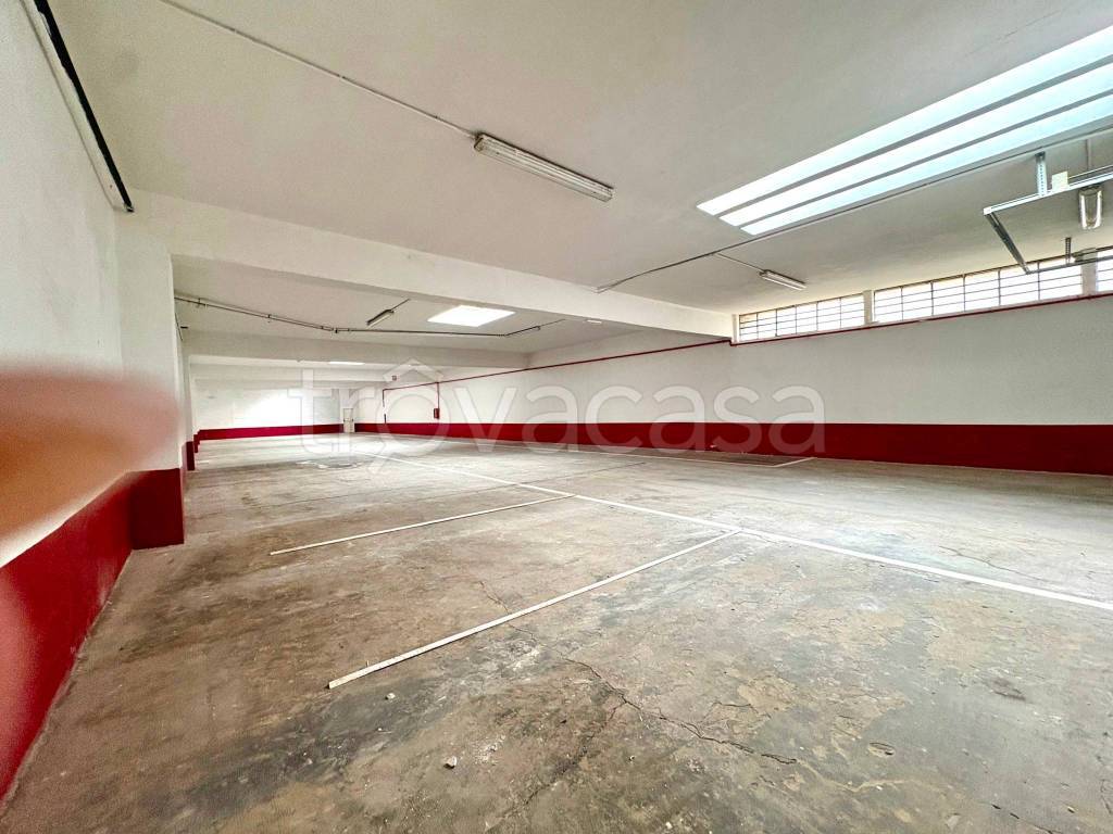 locale commerciale in vendita a Torino in zona Lingotto