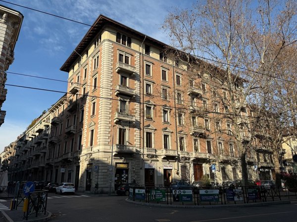 locale commerciale in vendita a Torino in zona San Salvario