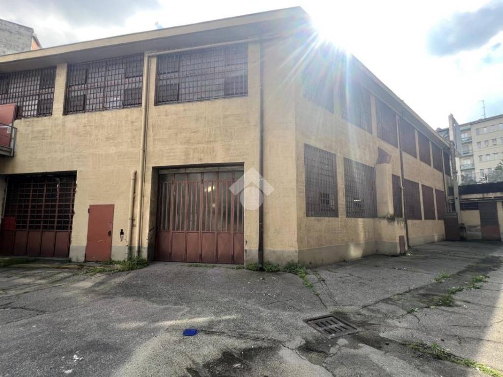 locale commerciale in vendita a Torino in zona Lucento