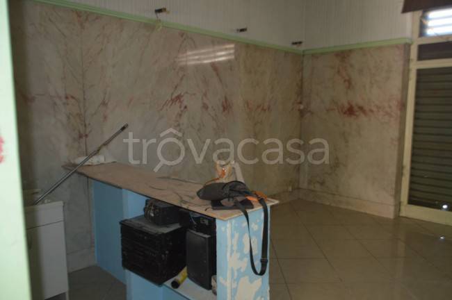 negozio in vendita a Torino in zona Mirafiori Sud