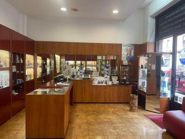 locale commerciale in vendita a Torino in zona Parella