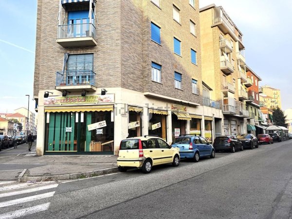 locale commerciale in vendita a Torino in zona Lucento